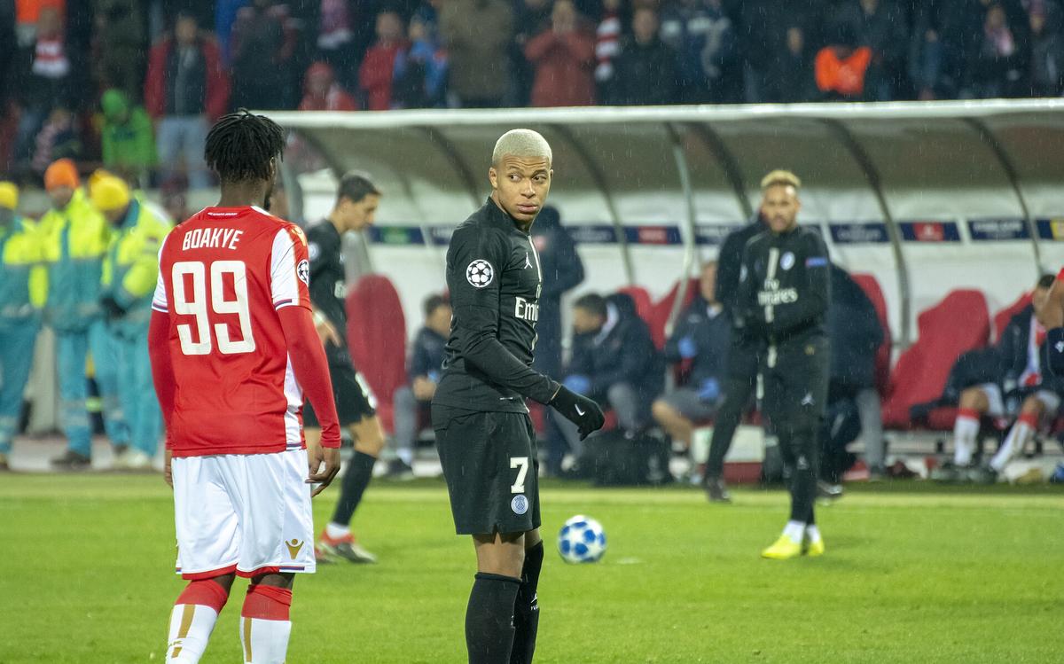Kylian Mbappé en acción con Francia, gran favorito a la Bota de Oro del Mundial