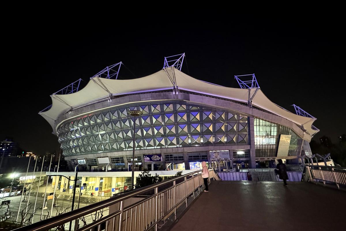 Estadio de fútbol durante un partido nocturno de Champions League