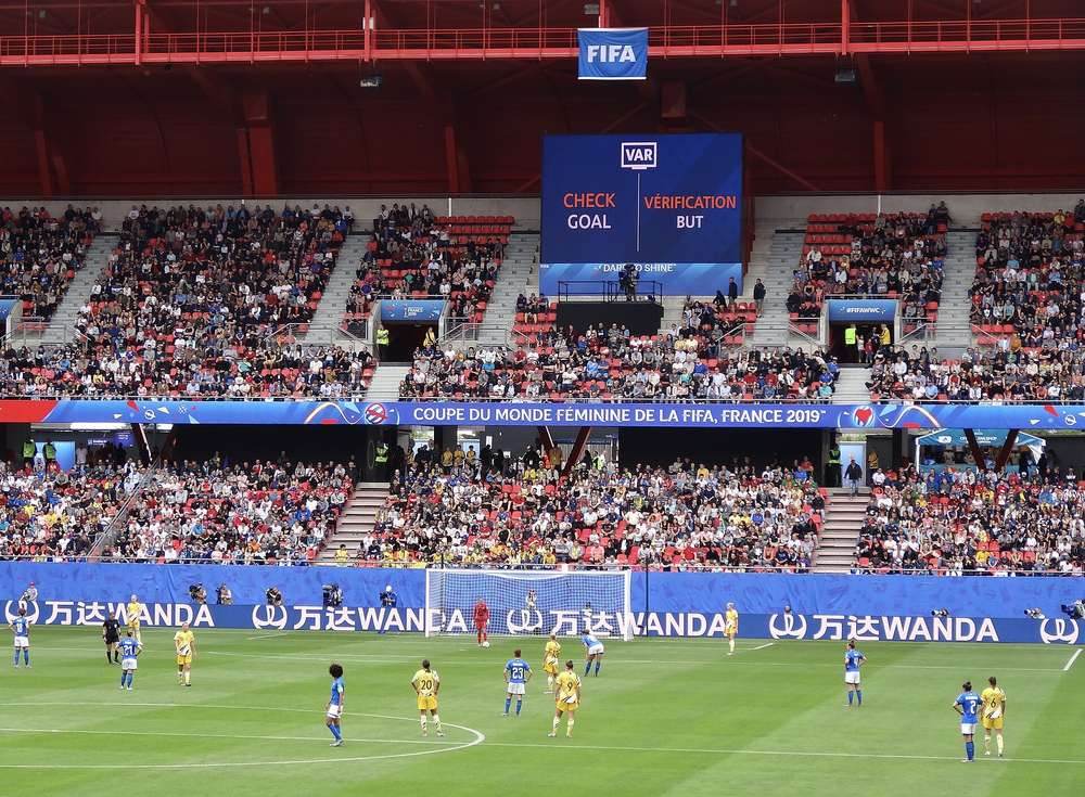 Sala del VAR revisando una jugada de fuera de juego en un partido de fútbol