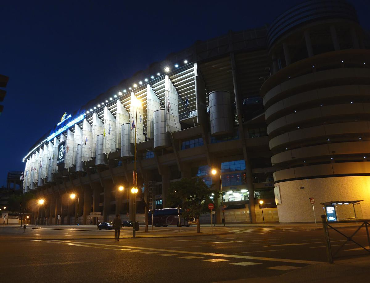 Estadio Santiago Bernabéu lleno de aficionados durante un partido de fútbol