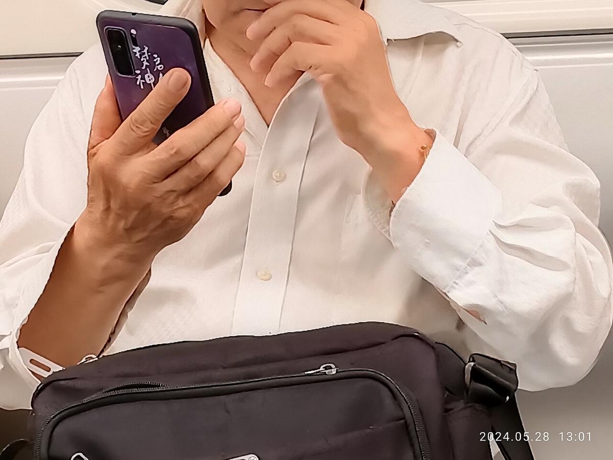 Mano sosteniendo un teléfono inteligente