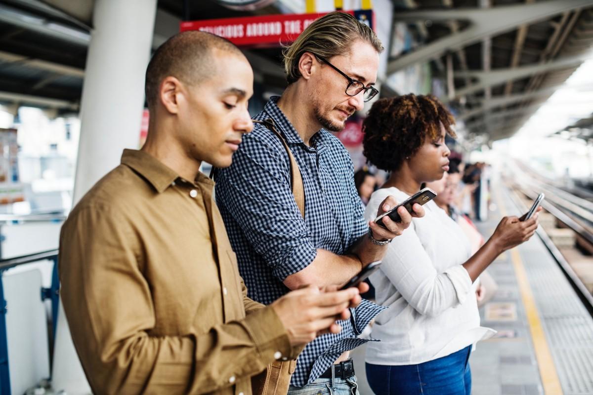 Una persona usando su teléfono inteligente en una estación
