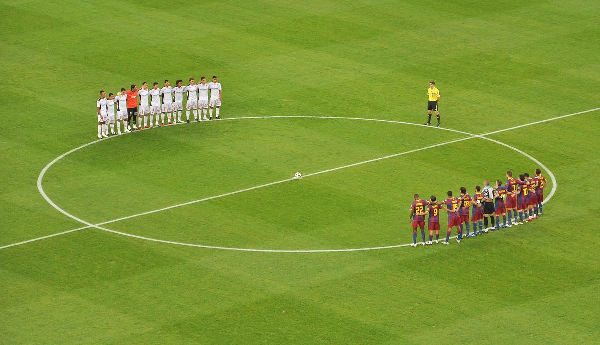 Jugadores en el césped antes de un partido de fútbol en un estadio