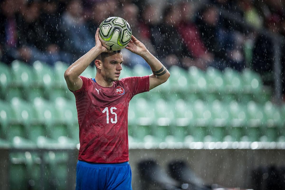 Futbolista de la selección sub-21 de Grecia controlando el balón