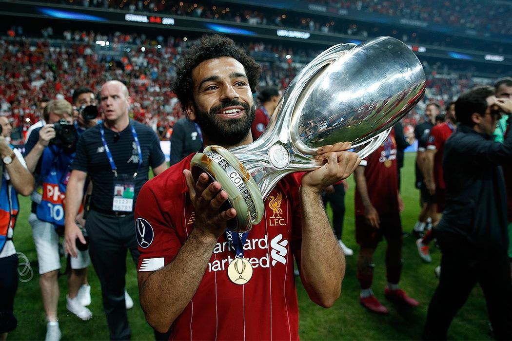 Mohamed Salah con el trofeo de la Supercopa de la UEFA con el Liverpool
