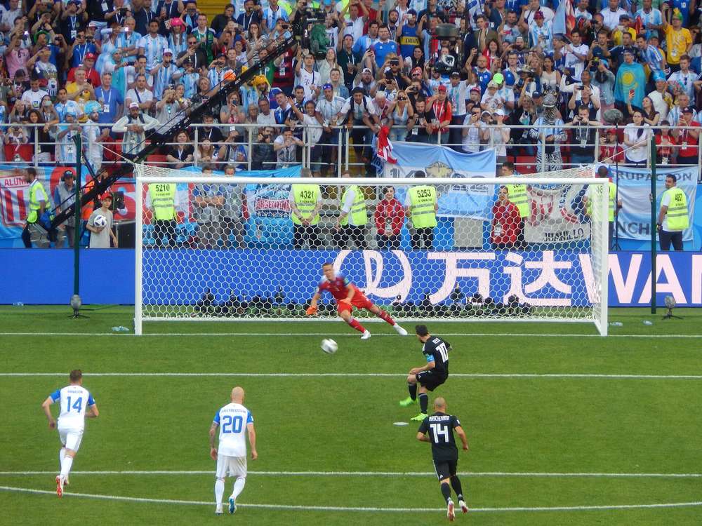 Lionel Messi lanzando un penalti con la selección argentina en el Mundial