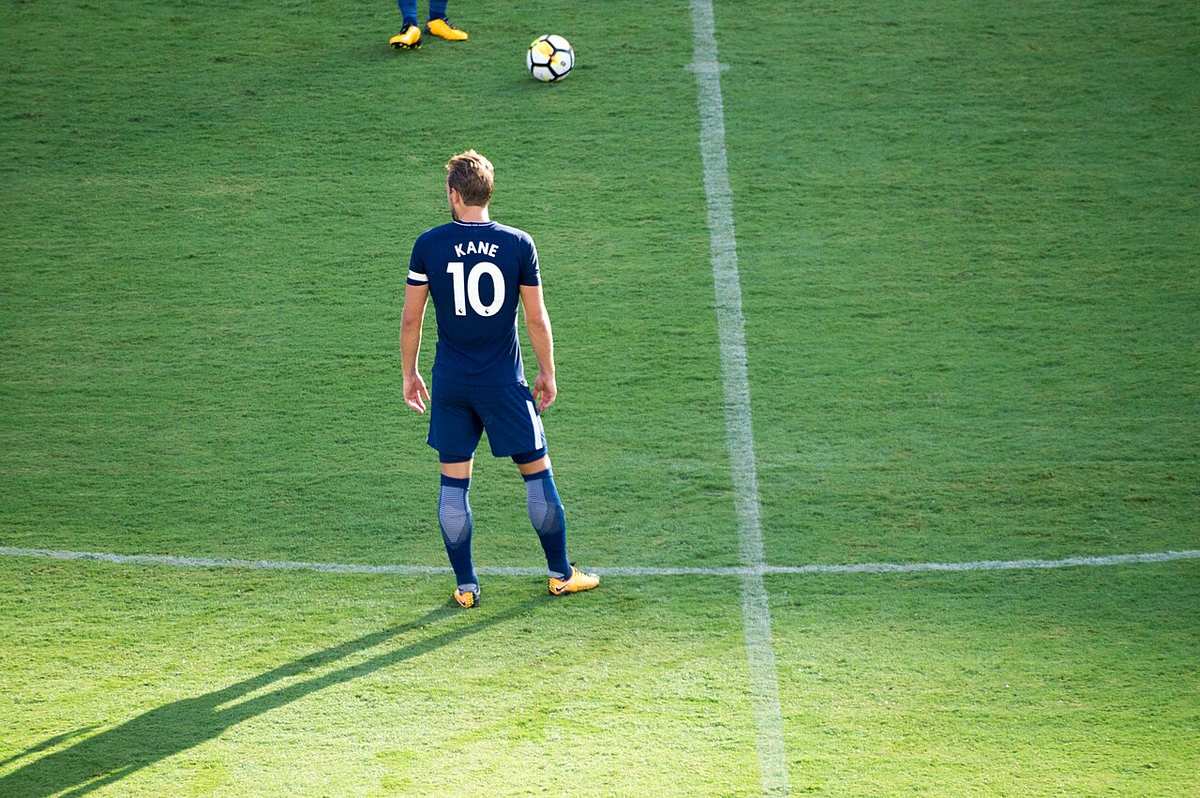 Harry Kane de espaldas con el dorsal 10 en un partido del Tottenham Hotspur