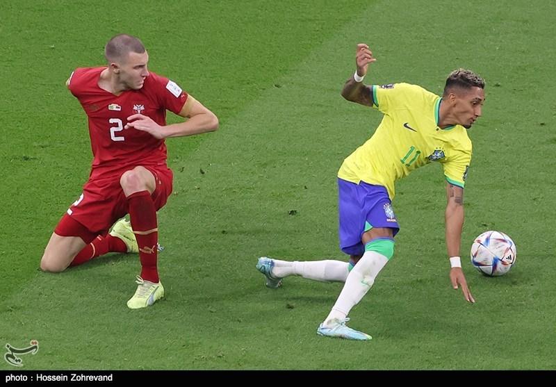 Raphinha disputando el balón con Strahinja Pavlovic en el Brasil–Serbia del Mundial de Catar 2022