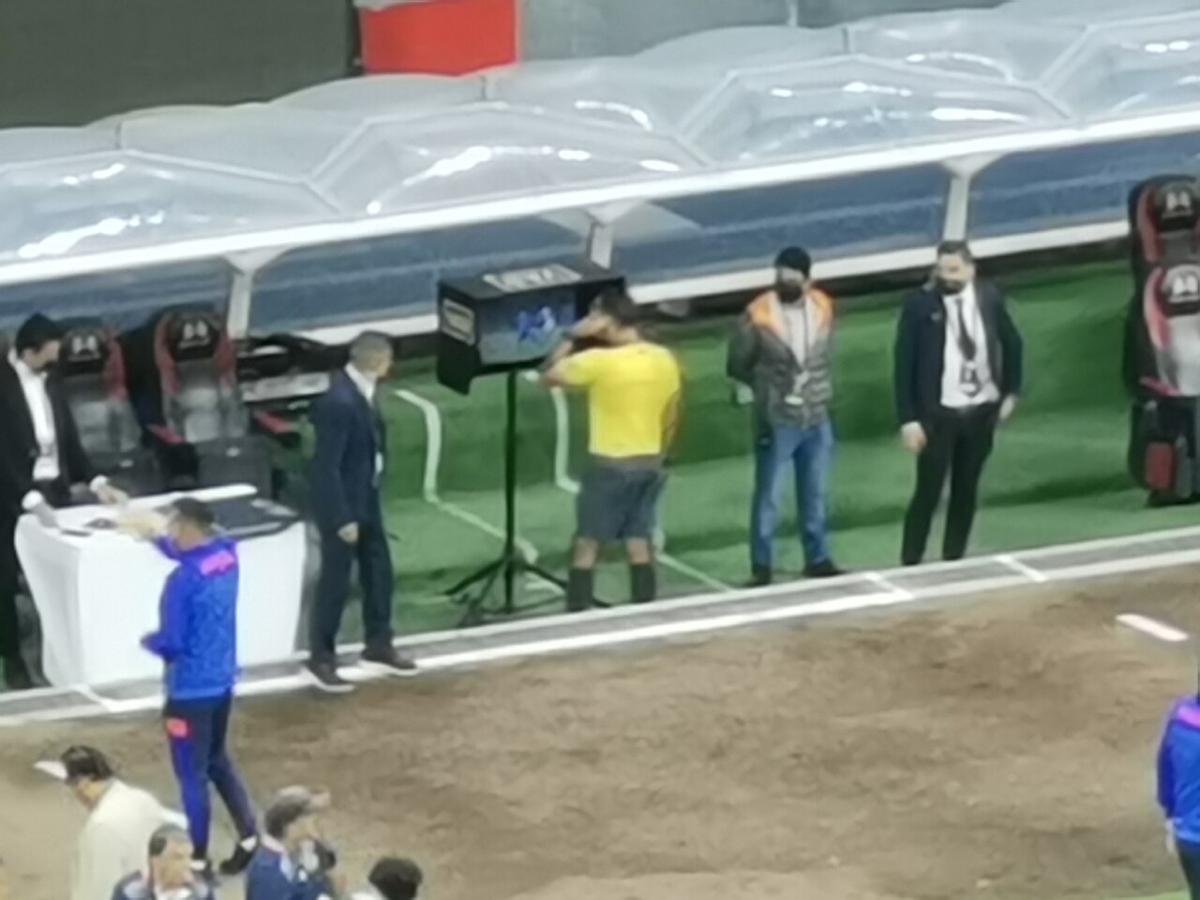 Cabina del VAR junto al campo con la pantalla de revisión arbitral