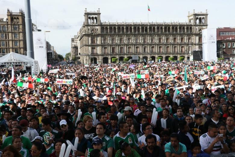 Aficionados viendo un partido de fútbol en el Zócalo de la Ciudad de México