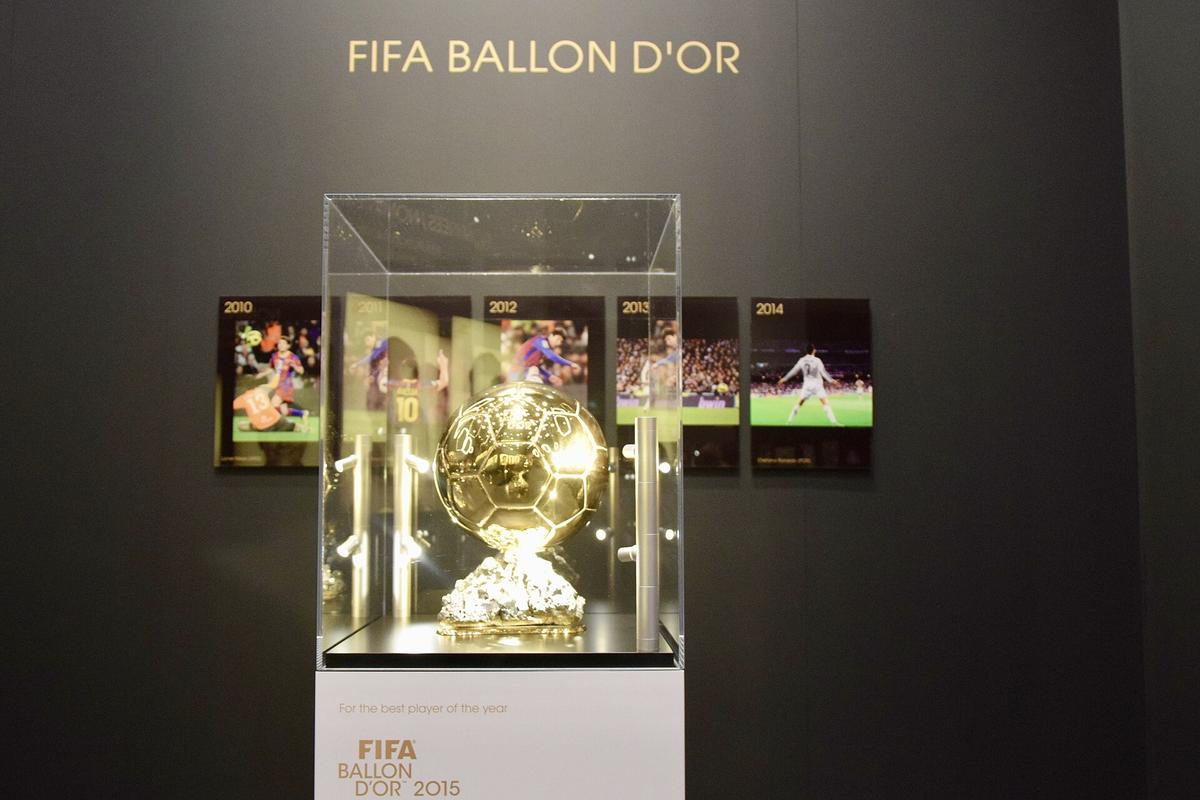 Trofeos del Balón de Oro de la FIFA exhibidos en el museo de Zúrich