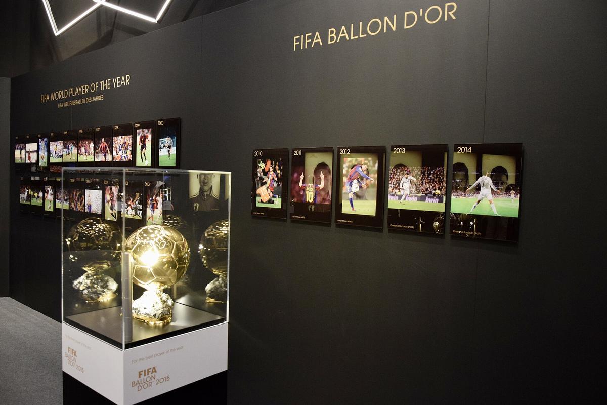 El trofeo del Balón de Oro en exhibición