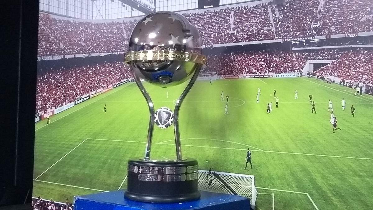 El trofeo de la Copa Sudamericana (2018)