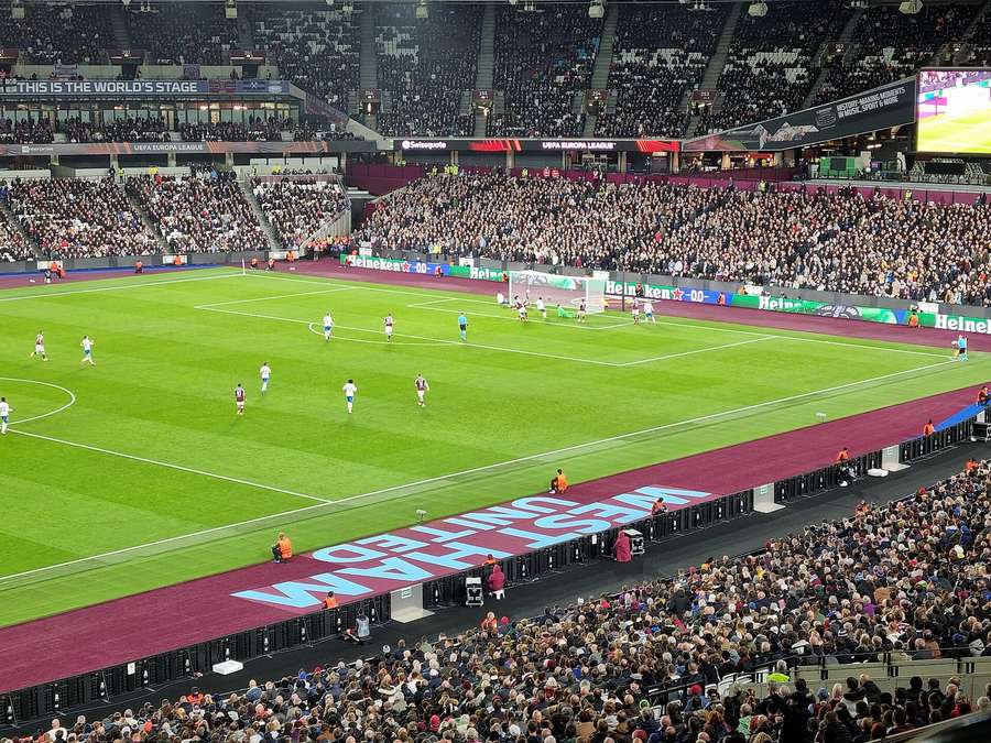 Interior del estadio del West Ham United durante un partido de fútbol