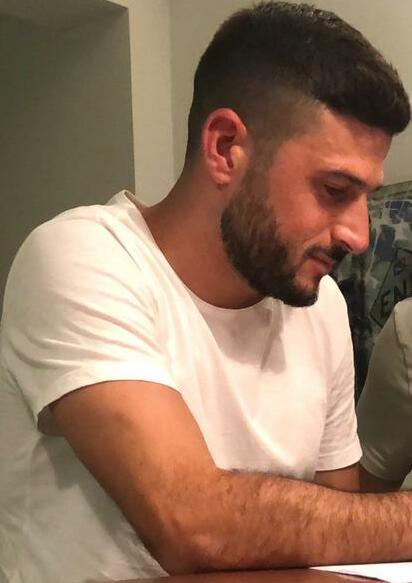 Un futbolista firmando su contrato con un nuevo club