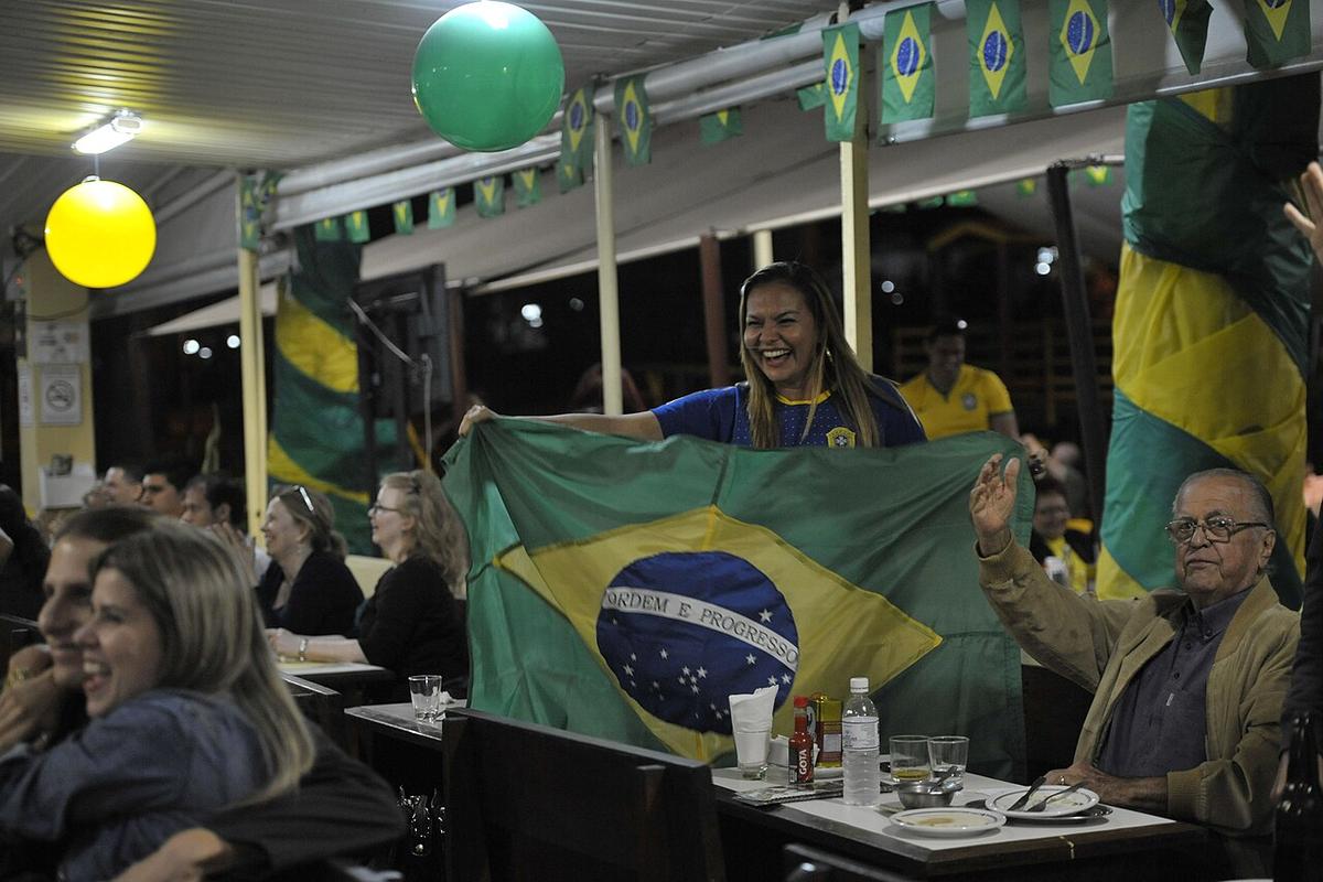 Aficionados celebrando con las camisetas de su equipo