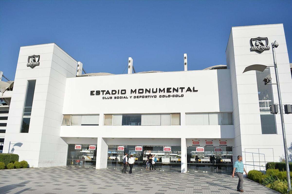 Jugadores de Colo-Colo formados en el Estadio Monumental antes de un partido del fútbol chileno