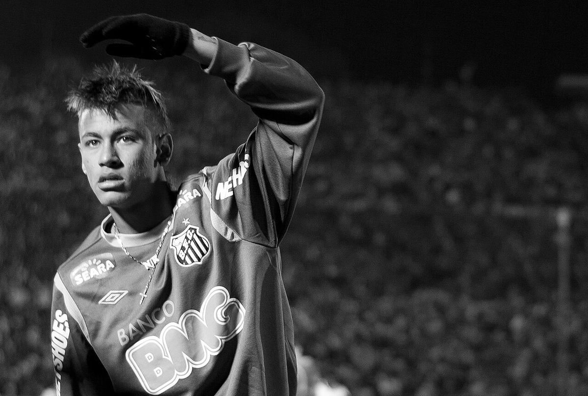 Neymar con la camiseta del Santos en una fotografía en blanco y negro