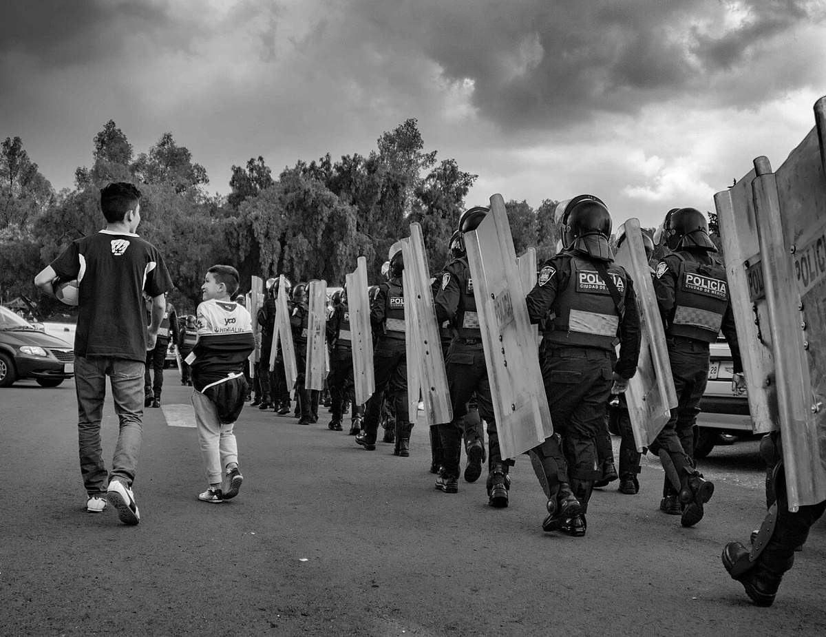 Aficionados caminando hacia un estadio en la Ciudad de México antes de un partido