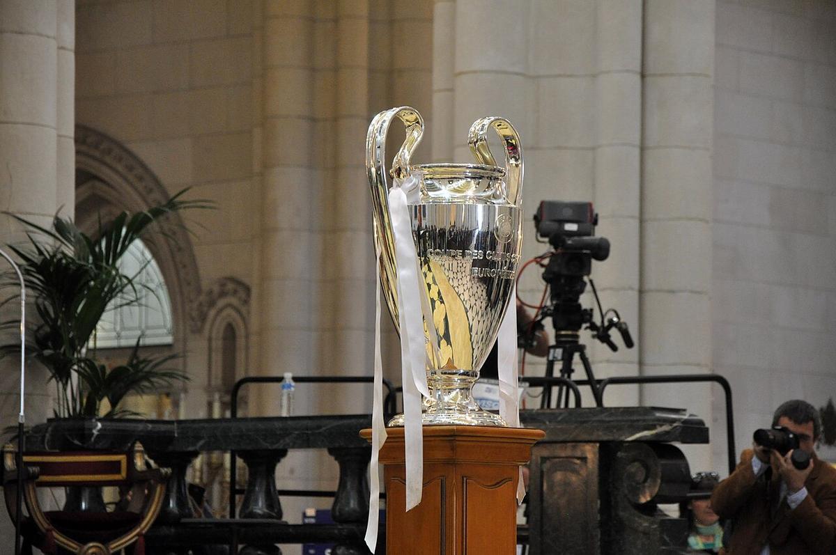 Jugadores del Real Madrid celebrando con el trofeo tras ganar una final de la Champions League
