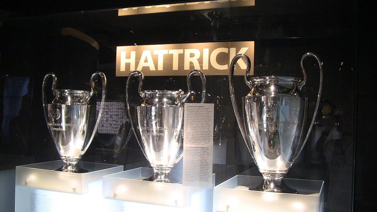 Tres réplicas del trofeo de la Champions League exhibidas juntas en un museo
