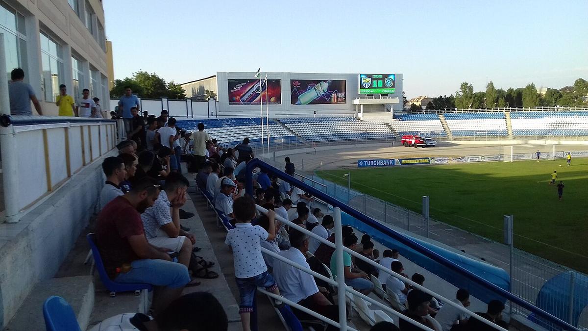 Aficionados en las gradas de un estadio de fútbol durante un partido