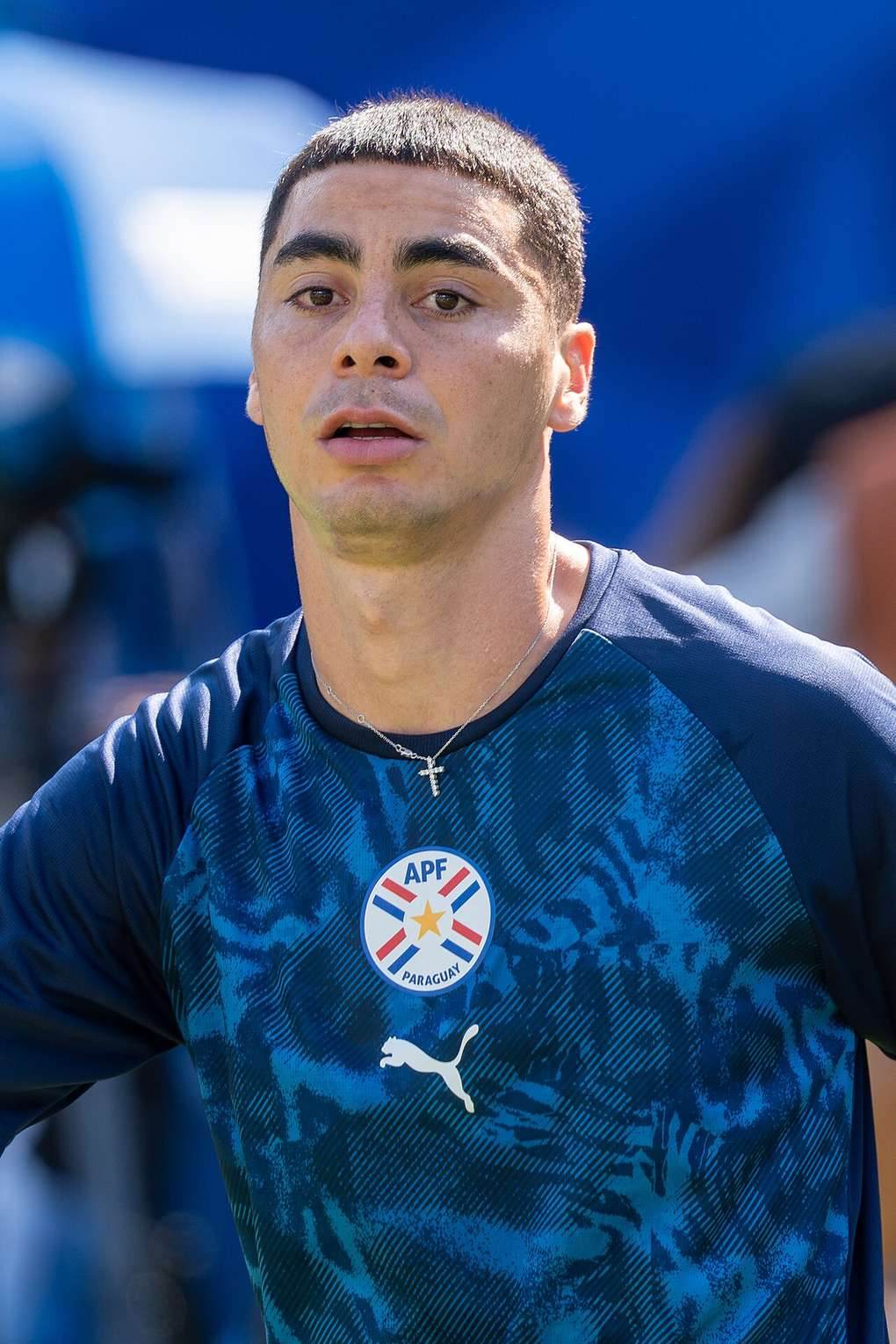 Miguel Almirón en acción con la selección de Paraguay en un partido internacional