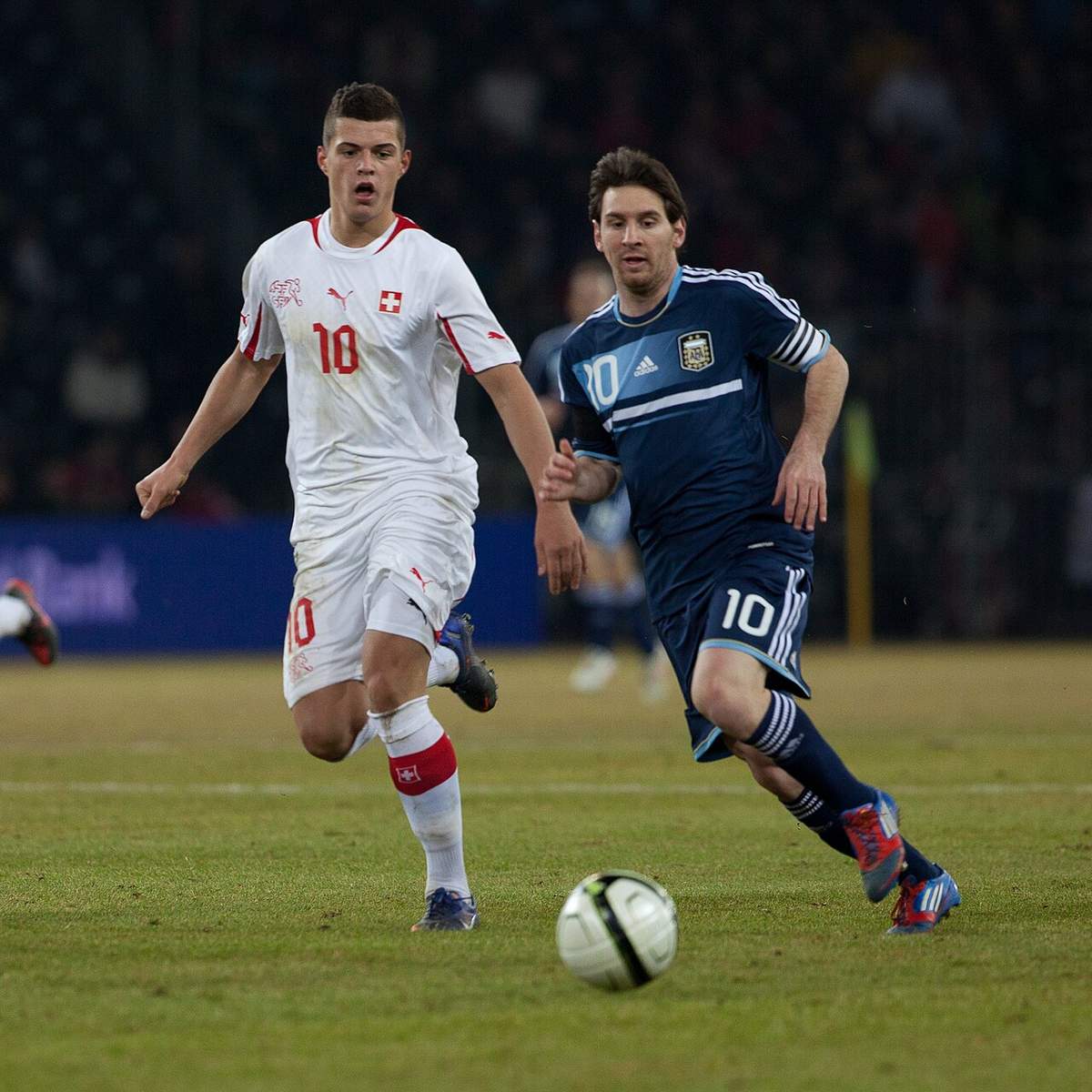 Granit Xhaka, capitán de Suiza, disputando un balón ante Argentina en un partido internacional