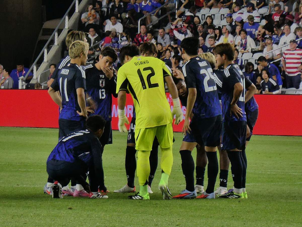 Jugadores de la selección de Japón reunidos en círculo antes de un partido internacional