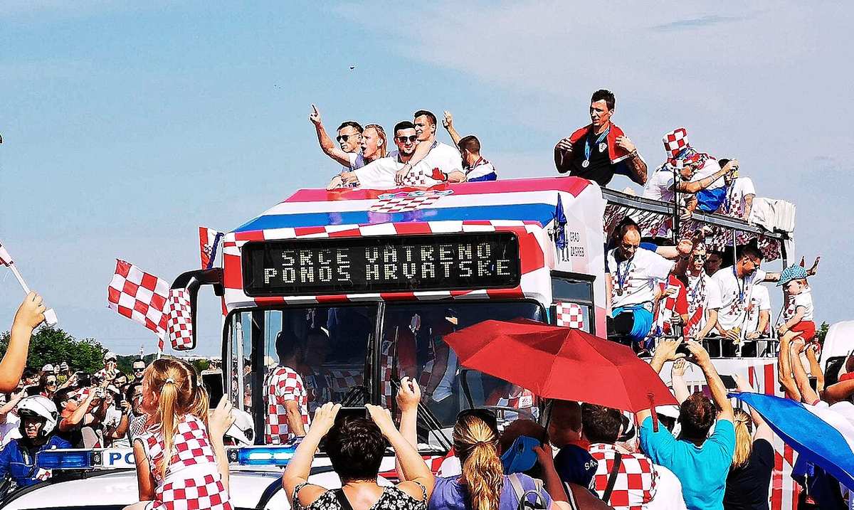 La selección de Croacia celebrando con su afición en Zagreb