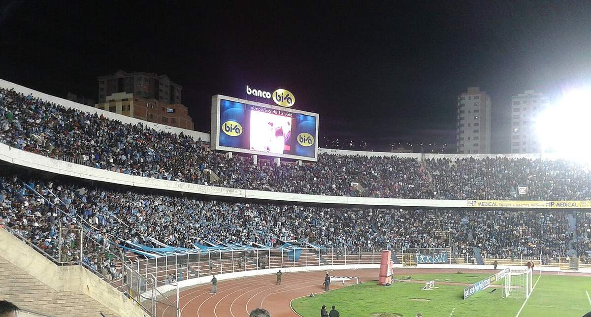 La Curva Norte del Estadio Hernando Siles durante un partido