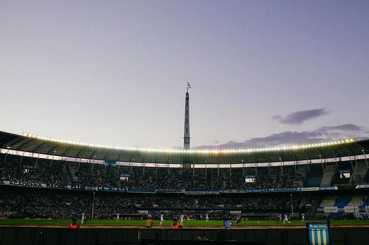 Tribunas del Estadio Presidente Perón durante un partido de Racing Club en Avellaneda