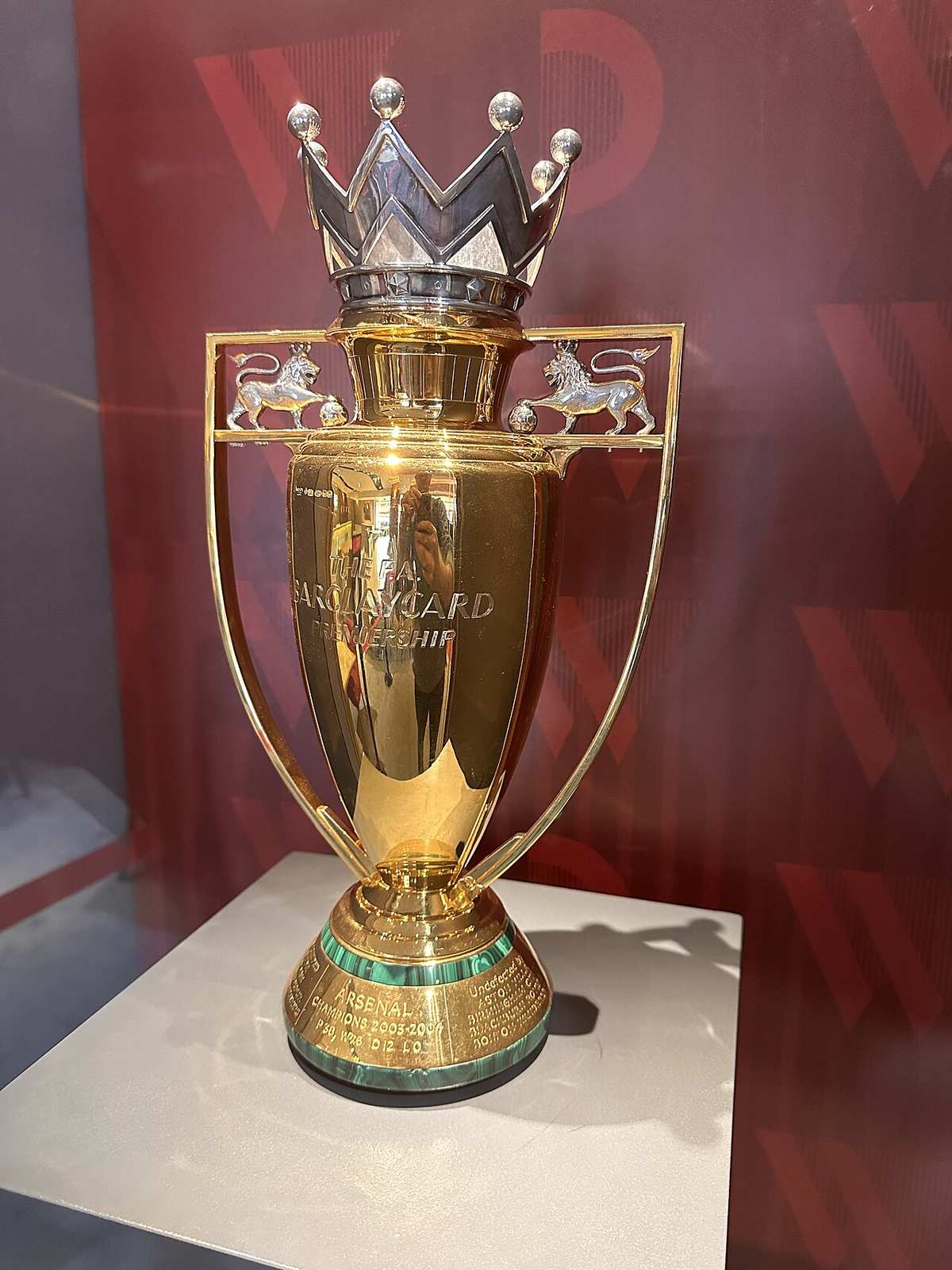 Réplica dorada del trofeo de la Premier League, el premio que persiguen los 20 equipos ingleses