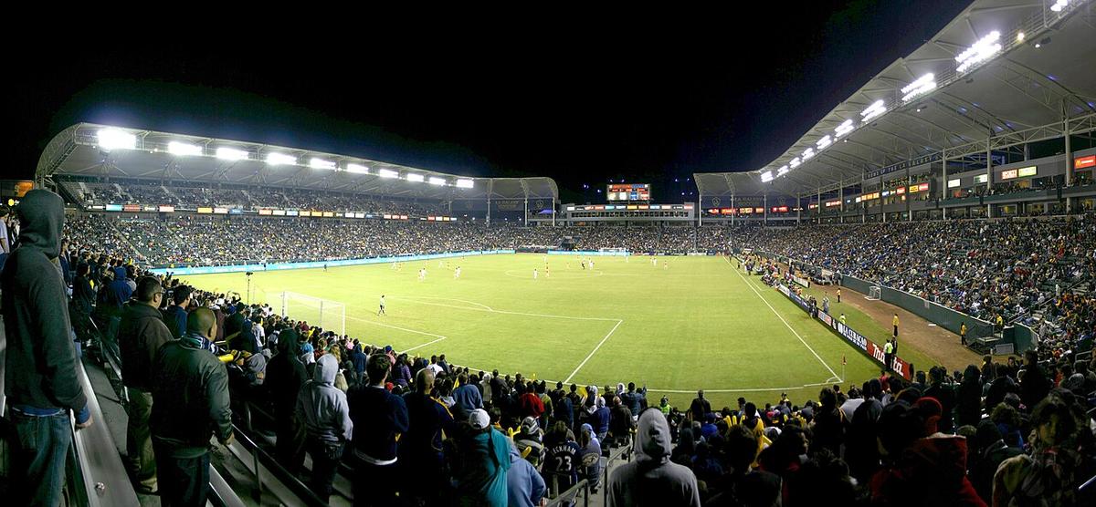 Panorama de un estadio de la MLS durante un partido nocturno de conferencia