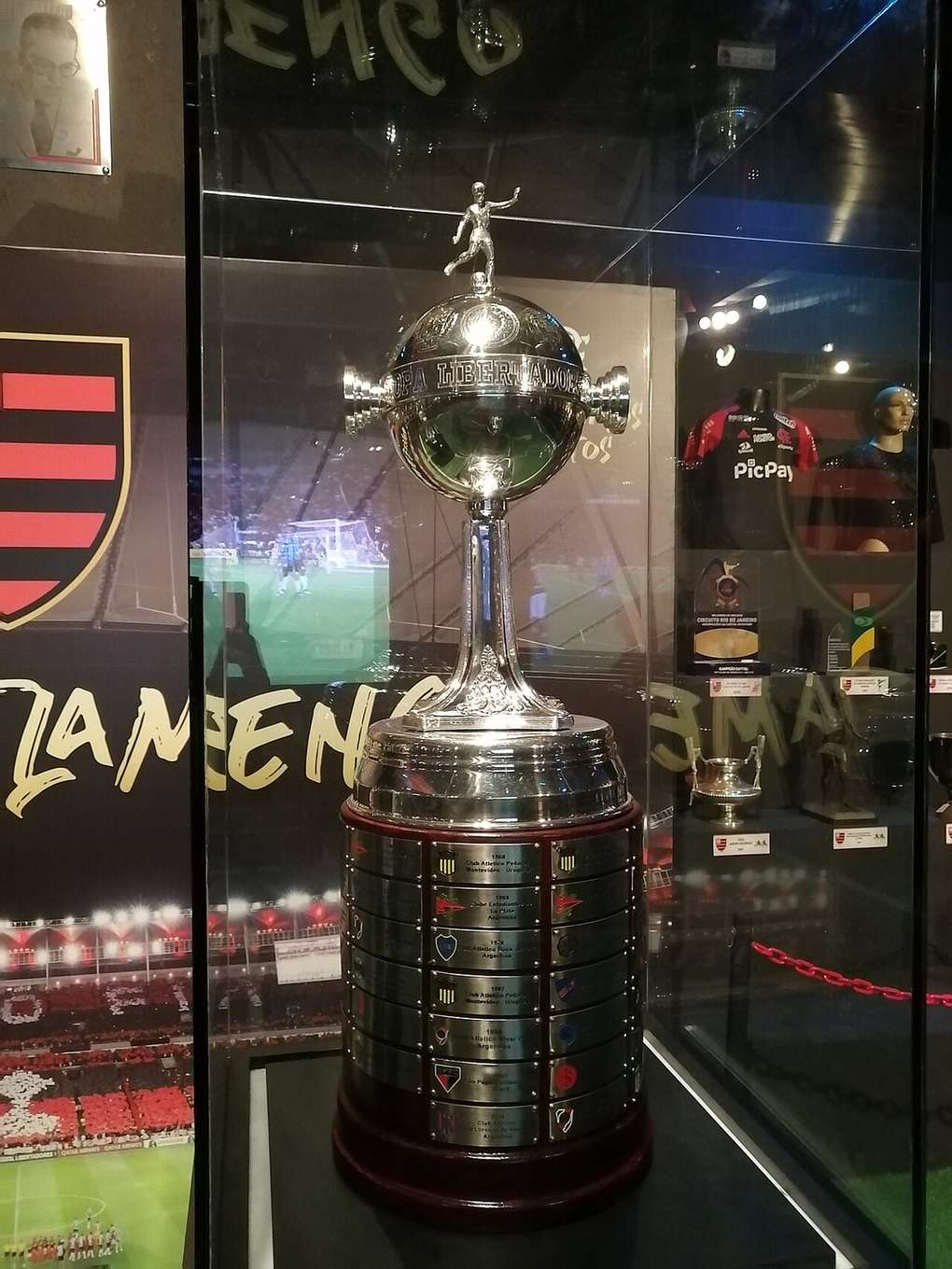 Trofeo de la Copa Libertadores exhibido antes de una final continental