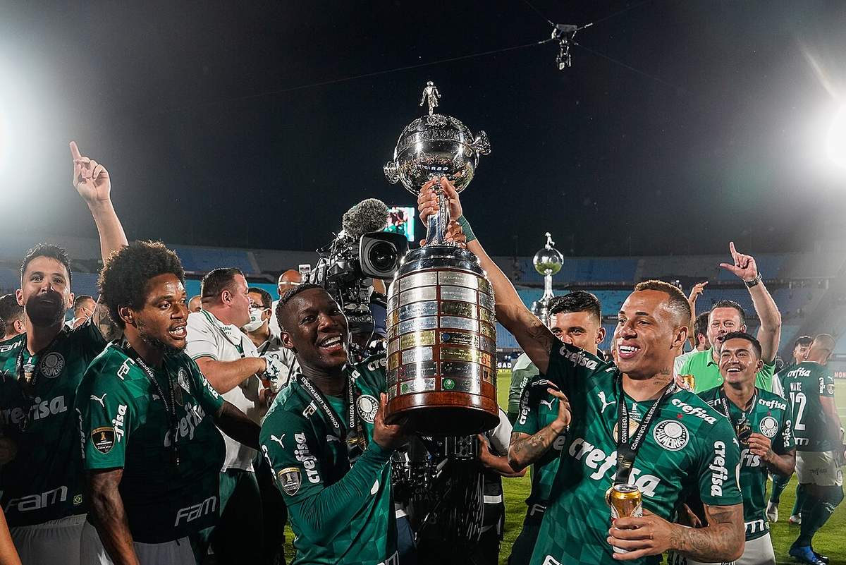 Jugadores disputando una final de la Copa Libertadores en el Estadio Centenario