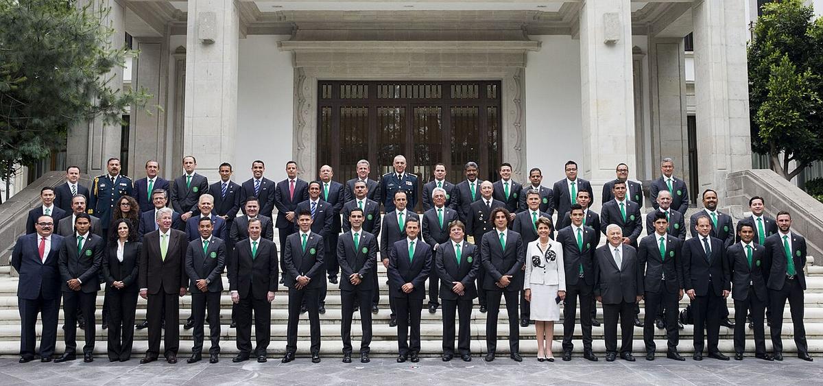 Jugadores de la selección de México reunidos en un acto oficial con la camiseta verde del equipo