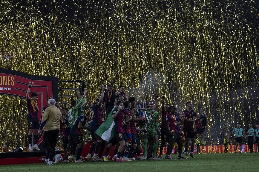 Pedri disputando un partido con el FC Barcelona en una final de Copa del Rey