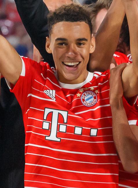 Retrato de Jamal Musiala con la camiseta del Bayern Múnich