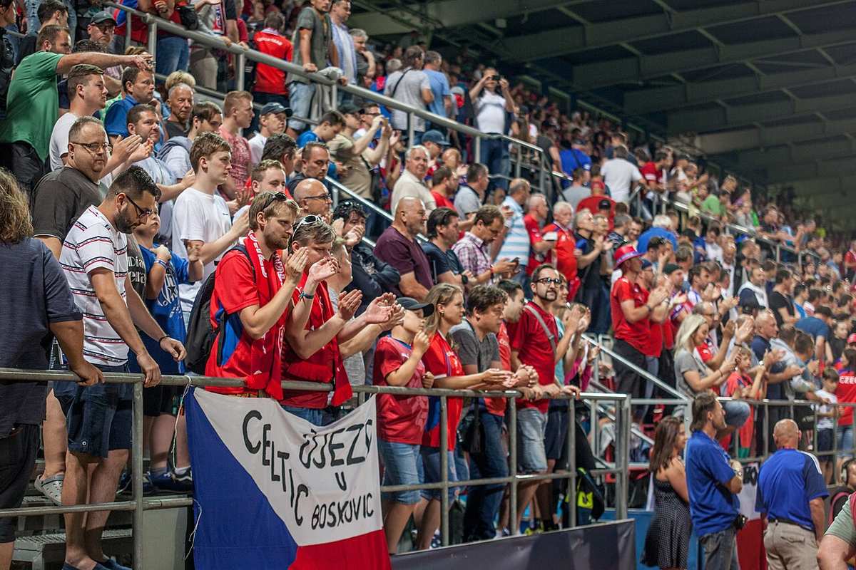 Aficionados de la selección checa en un estadio durante un partido internacional