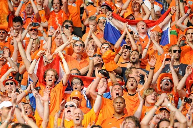 Aficionados neerlandeses vestidos de naranja en la grada de un estadio