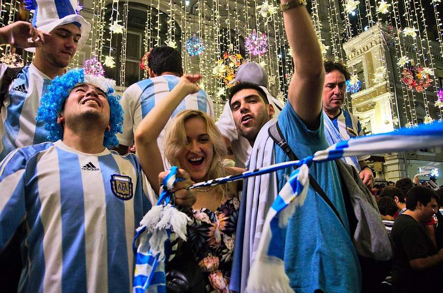 Hinchas de Argentina celebrando en un estadio durante un Mundial