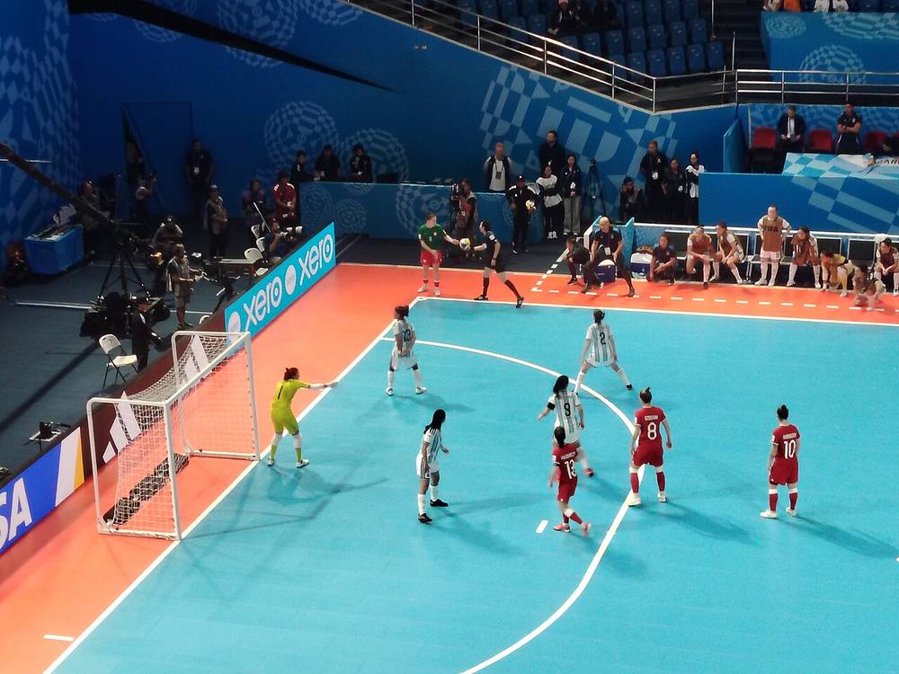 Partido de futsal femenino entre Argentina y Polonia en el Mundial 2025