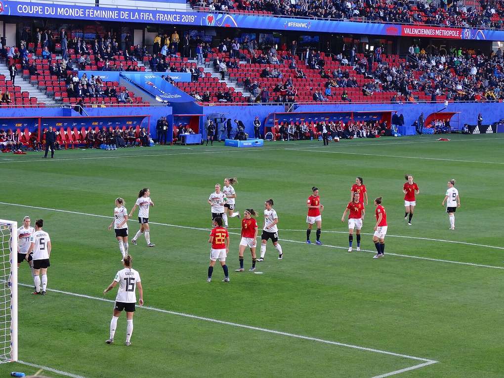 Acción de un partido de fútbol femenino entre selecciones europeas