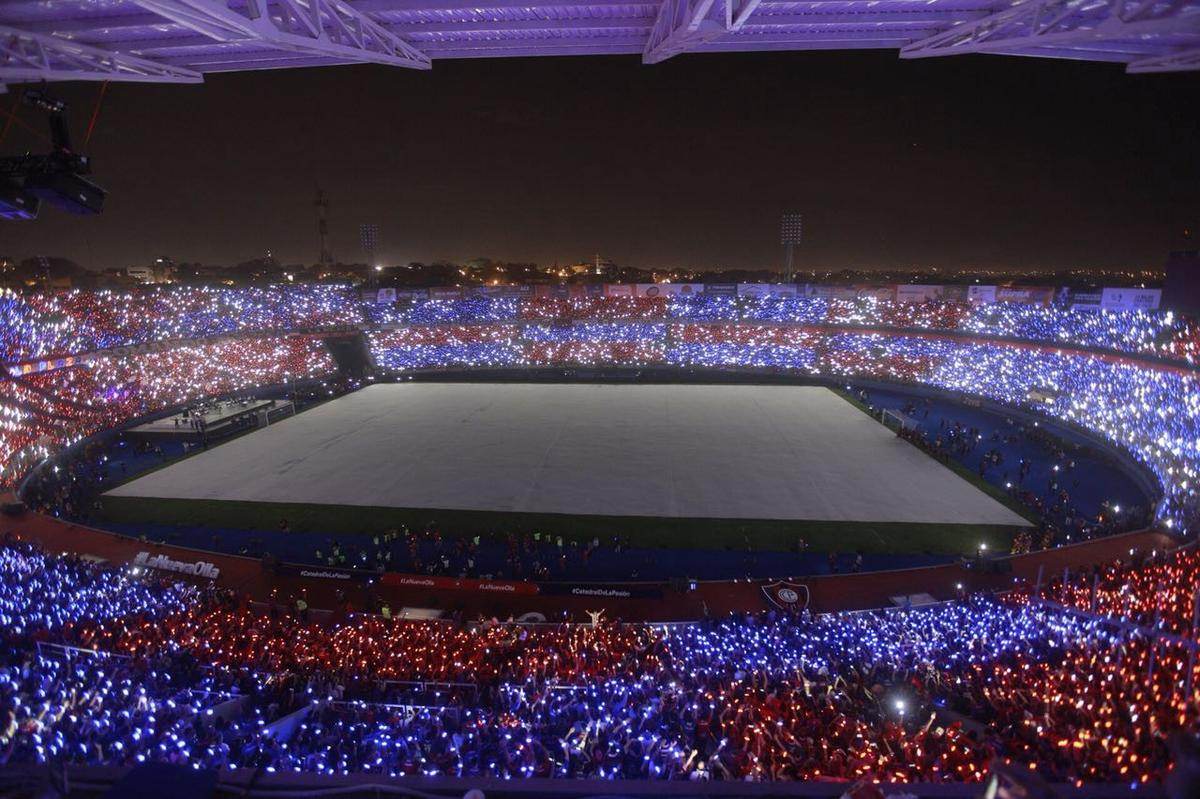 La Nueva Olla, el estadio de Cerro Porteño, durante un partido con su hinchada