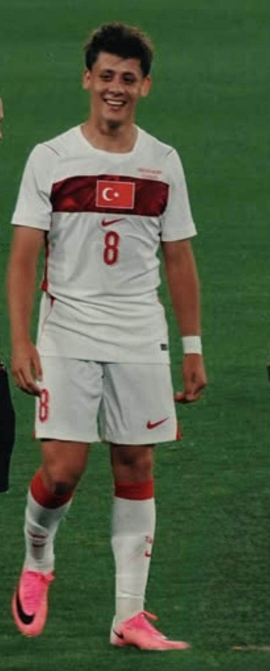 Arda Güler con la selección de Turquía, con el dorsal 8
