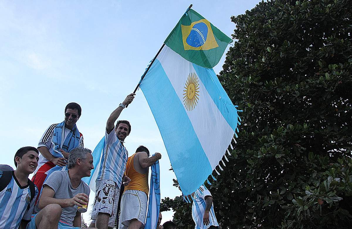 Aficionados argentinos celebrando en las gradas de un estadio en Río de Janeiro