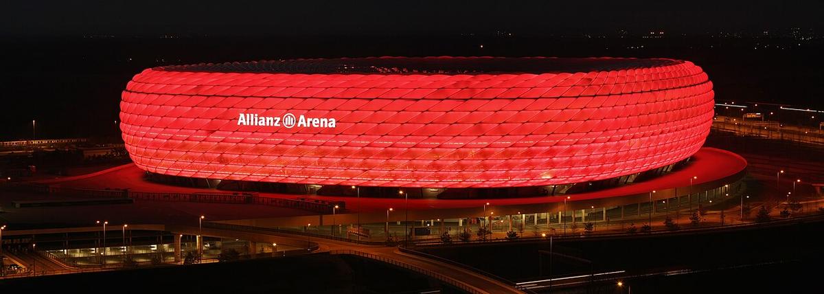 El Allianz Arena de Múnich iluminado de noche, en una foto de archivo