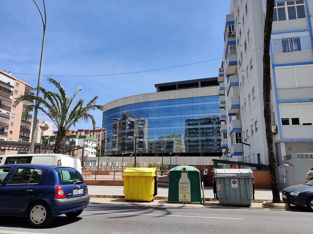 Exterior del Estadio Nuevo Mirandilla de Cádiz en un día de partido
