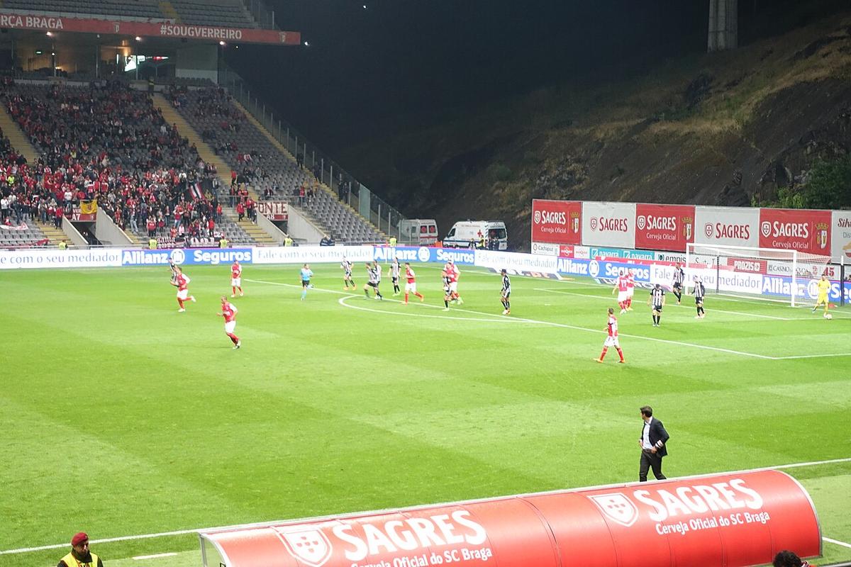 Jugadores del Sporting Braga disputando un balón en un partido de liga